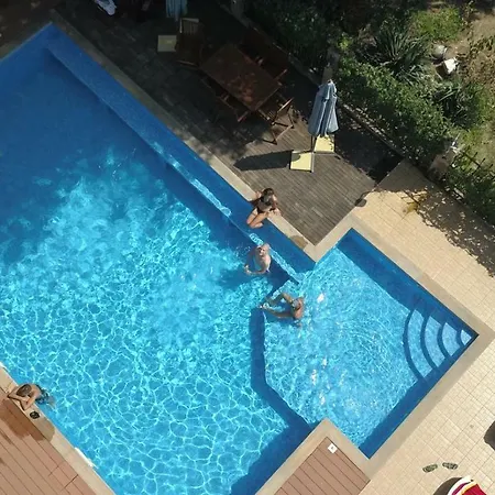 Park And Pool Apostolovi アパート *