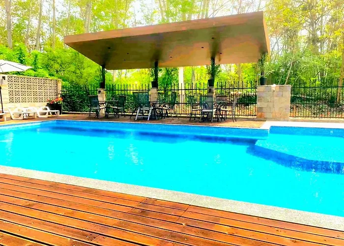 Park And Pool Apostolovi アパート *