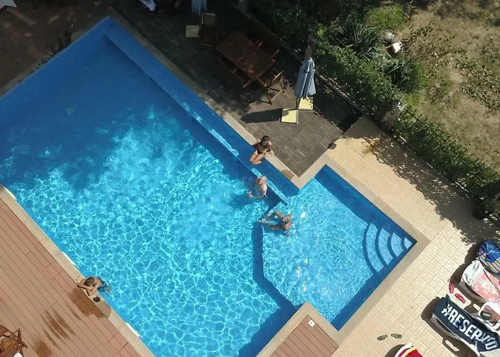 Park And Pool Apostolovi アパート *